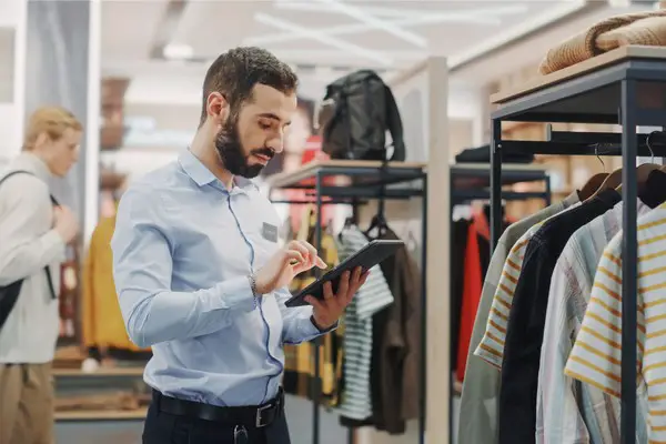 The Evolution of Fashion Retail: Adapting to the Digital Age